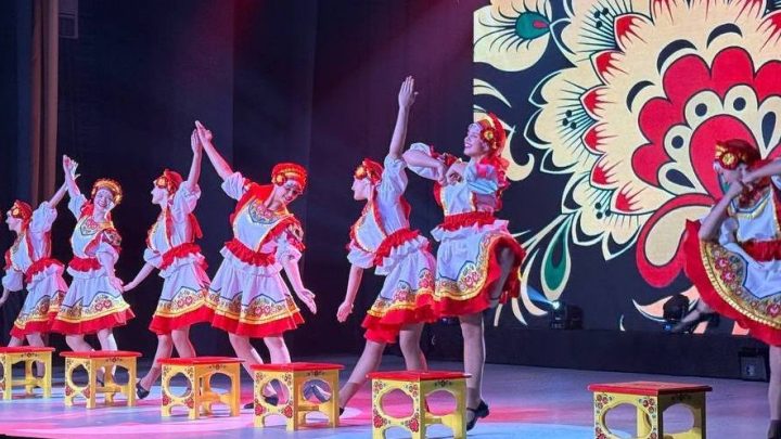 С днем матери поздравляли искитимцев артисты ДК «Молодость»