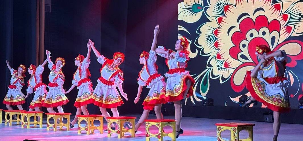 С днем матери поздравляли искитимцев артисты ДК «Молодость»